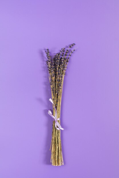 Foto bellissimo bouquet di lavanda secca su superficie viola vista superiore spazio di copia bella vacanza matrimonio carta di compleanno di san valentino