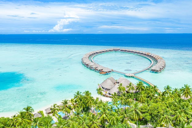 美しいドローン空中リゾート モルディブ諸島。エキゾチックな旅行先、オーシャン ラグーンのヤシの木