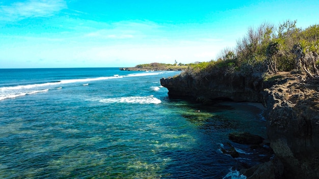 Una bellissima vista con i droni della spiaggia di nusa dua a bali indonesia