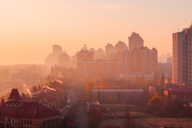 Фото Красивый ранний осенний утренний восход над городом киевом