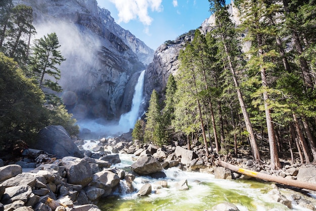 Bellissimi paesaggi primaverili nel parco nazionale di yosemite, yosemite, usa