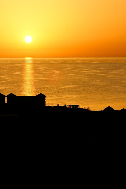 海の背景に美しい初期の日没