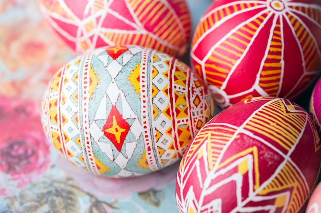 Bellissimo uovo di pasqua pysanka fatto a mano - tradizionale ucraino