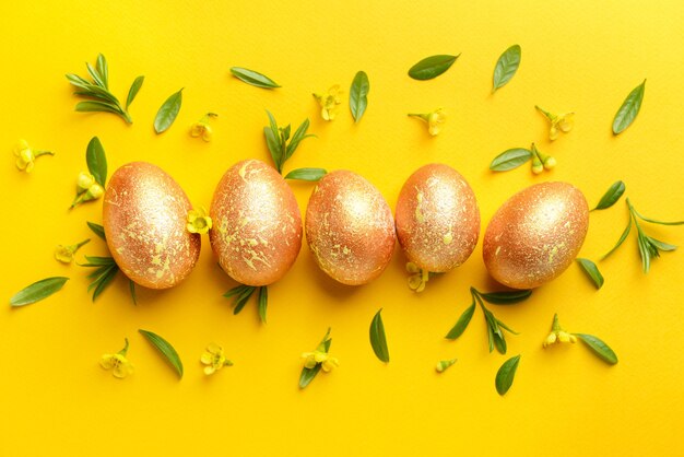 Bellissime uova di pasqua sulla superficie del colore