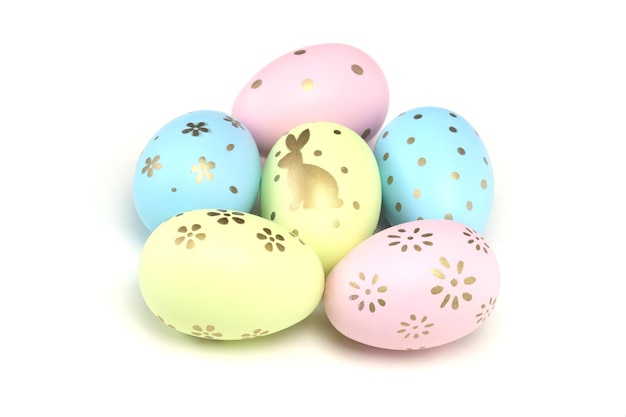 Красивое пасхальное групповое яйцо многоцветный изолировать на белом фоне Концепция пасхального дня