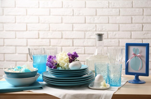Красивая сервировка пасхального стола с синими тарелками