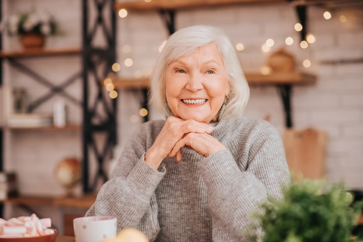 Photo beautiful elderly woman in grey sweater feeling great