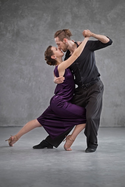 Foto bella gente elegante che balla il tango