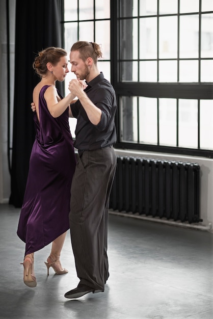 Photo beautiful elegant people dancing tango