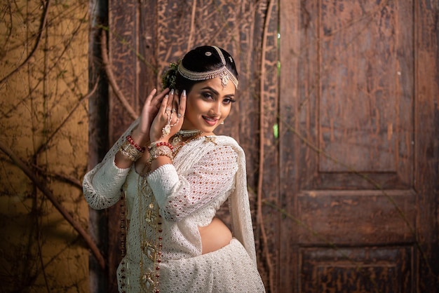 Photo beautiful and elegant sri lankan traditional kandyan bride