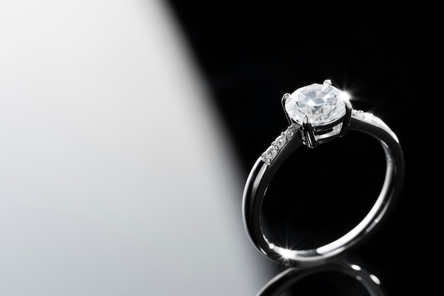 Photo beautiful engagement ring with diamonds