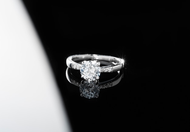 Photo beautiful engagement ring with diamonds