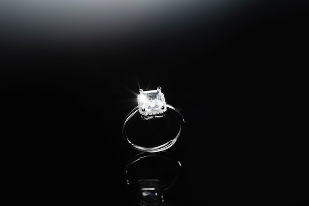 Photo beautiful engagement ring with diamonds