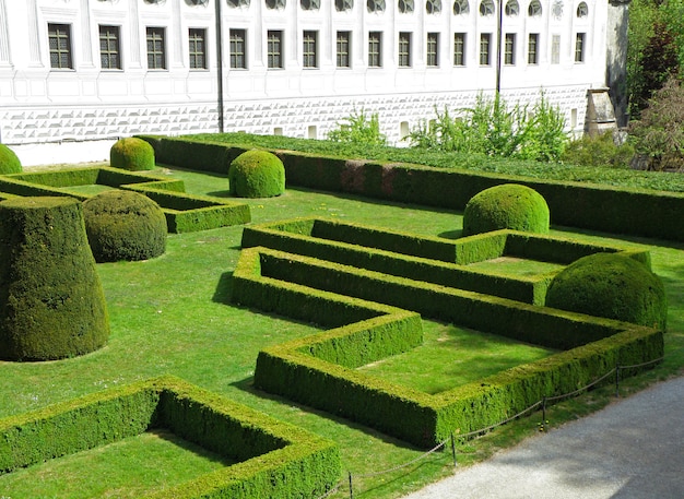 Foto bello giardino inglese del castello di ambras, innsbruck, tirolo, austria