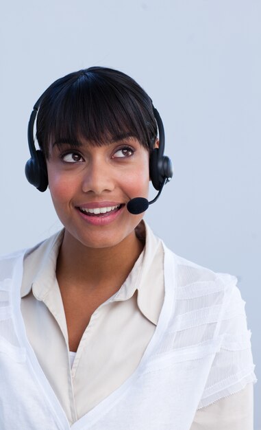 Photo beautiful ethnic businesswoman working in a call center