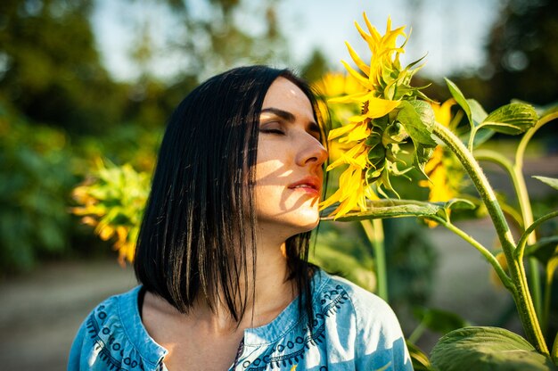 花を持つ美しいヨーロッパの女性