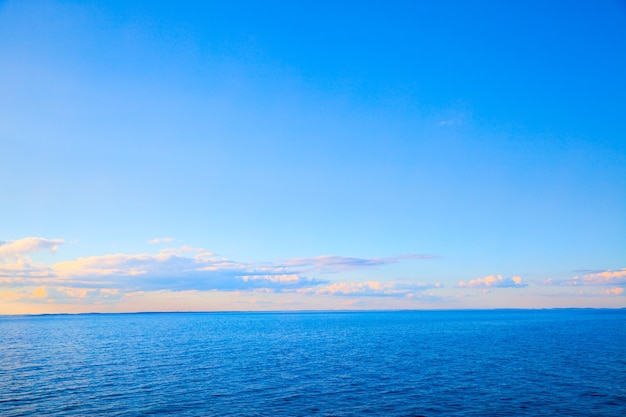 美しい夜の海の景色-海、青い空、そして少しの雲