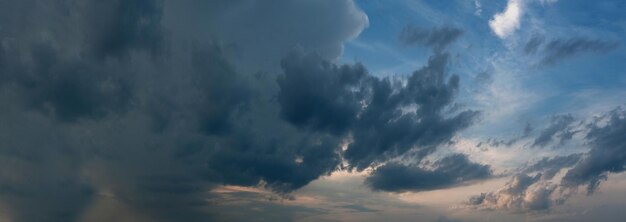 雷雨のパノラマの後の美しい夕方の空