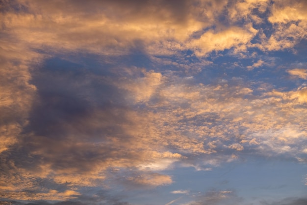 美しい夕方の空、夕日のカラフルな雲の背景