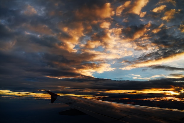 美しい夕べの空飛行機の窓から見る