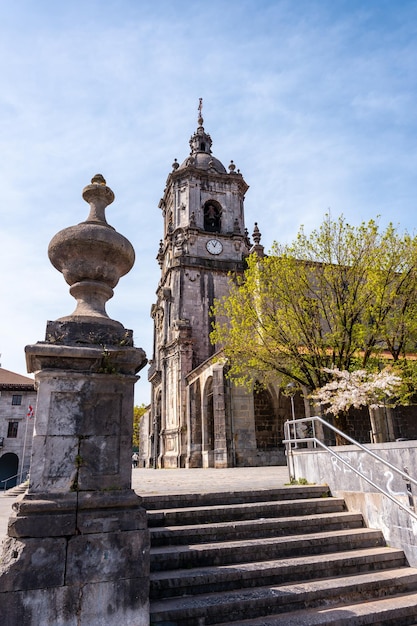 Andoain Gipuzkoa Basque Country 시청 옆 고이코 광장에 있는 산 마르틴 교구의 아름다운 외관