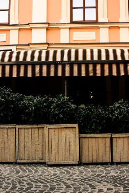 Красивый экстерьер террасы ресторана на солнечной улице в европейском городе