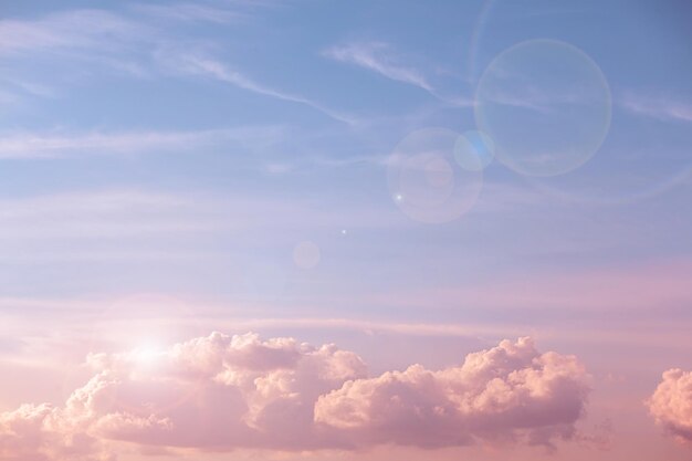 写真 夕暮れの青い空の美しいピンクのクミュルス雲 自然の背景