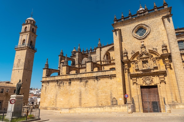 카디스 안달루시아(Cadiz Andalusia)의 헤레스 데 라 프론테라(Jerez de la Frontera) 마을 대성당의 아름다운 외관