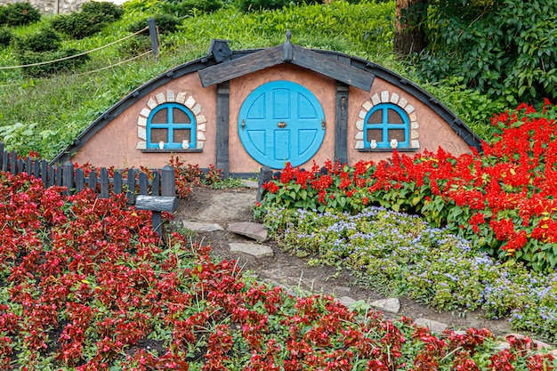 芝生の花と美しいおとぎ話の家