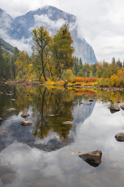 米国カリフォルニア州ヨセミテ国立公園の美しい秋の季節