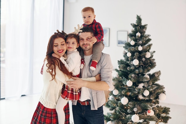 美しい家族は家で新年とクリスマスを屋内で祝います