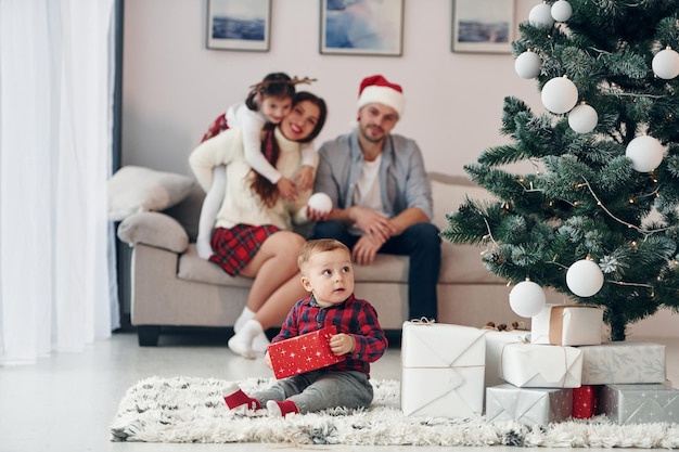 美しい家族は家で新年とクリスマスを屋内で祝います