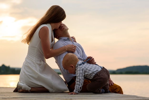 Bella famiglia divertendosi vicino al lago