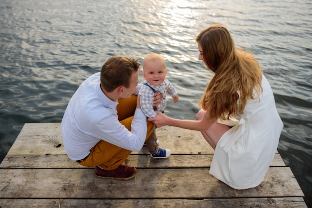 Foto bella famiglia divertendosi vicino al lago