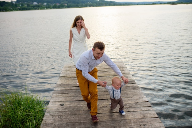 Bella famiglia divertendosi vicino al lago