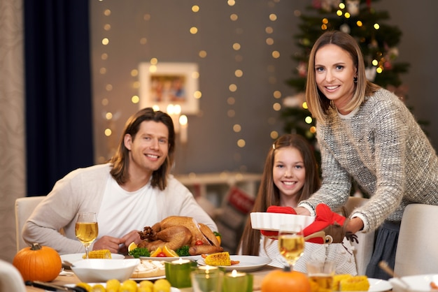 クリスマスを家で過ごす美しい家族
