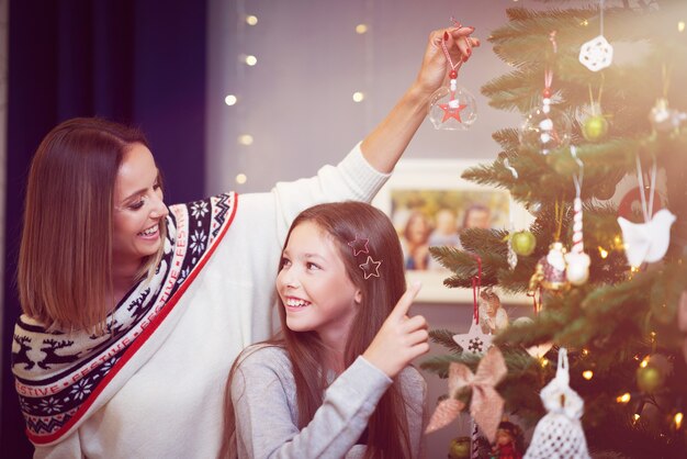 Foto bella famiglia che trascorre il natale a casa