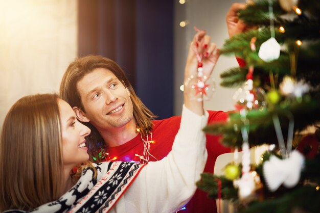 Bella famiglia che trascorre il natale a casa