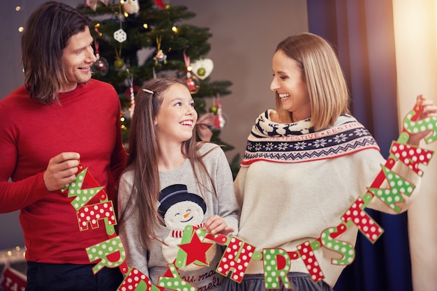 Photo beautiful family spending christmas at home