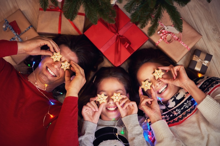 Photo beautiful family spending christmas at home