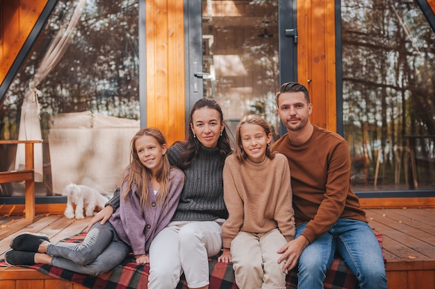 Bella famiglia che cammina alla calda giornata autunnale