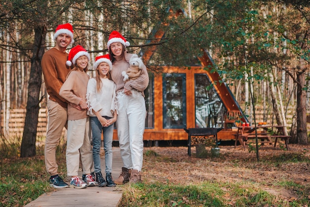 Красивая семья с детьми, гуляющими на Рождество
