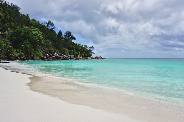 Bella e famosa spiaggia anse georgette, isola di praslin, seychelles.