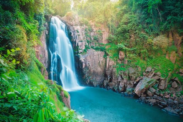 Красивый фантастический глубокий лесной водопад в водопаде Haew narok, национальный парк khao yai, Таиланд
