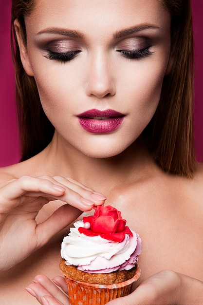 Ragazza bella moda con cupcake