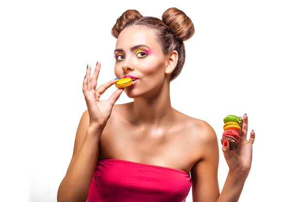 Photo beautiful fashion model girl with cookies colors on white surface  sweets, beauty, diet