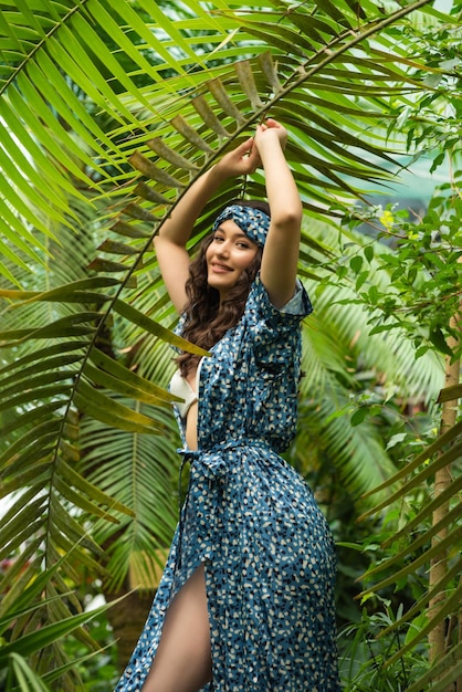 トロの近くの夏の美しいファッション女性