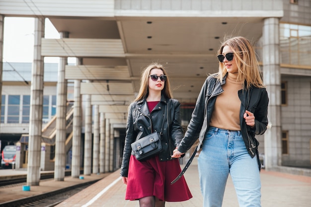 Belle donne di moda in posa. ritratto urbano di stile di vita alla moda sulla città.