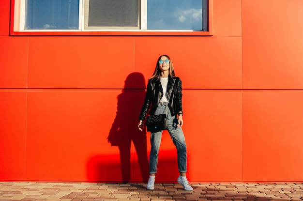 Photo beautiful fashion young woman in sunglasses on the city