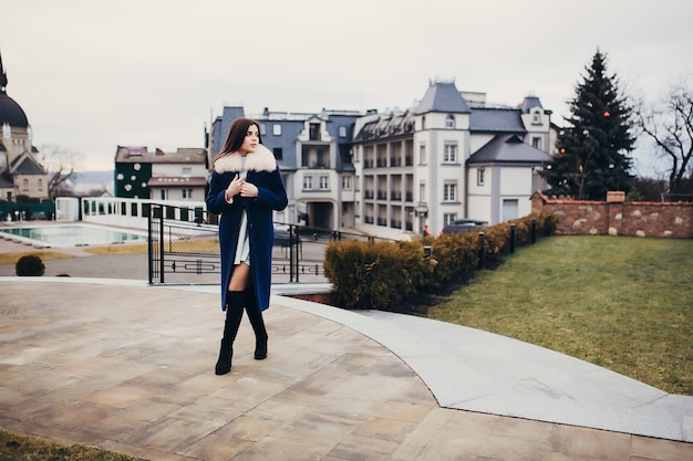 Foto bella donna alla moda che indossa cappotto